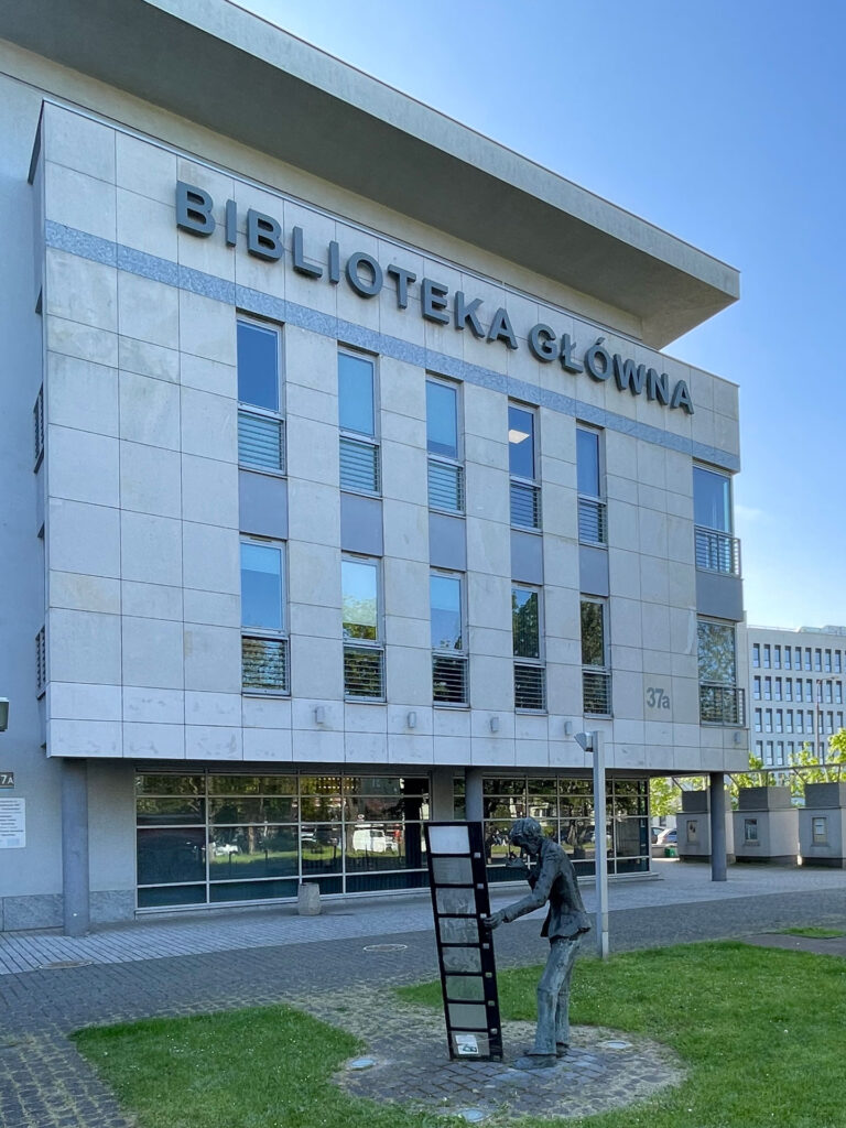 Biblioteka Główna UMP - część frontu dwupiętrowego budynku. Na górze budynku napis Biblioteka Główna.