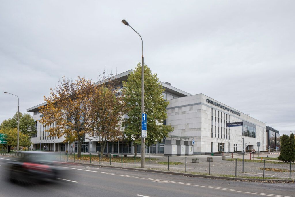 Biblioteka Główna UMP - front budynku z perspektywy narożnika, ulica przed budynkiem. Jesień.