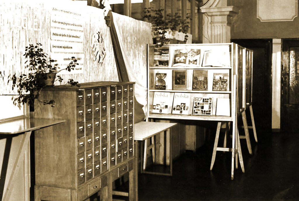 Biblioteka, ul. Sieroca. Szafki katalogowe i regały z czasopismami.