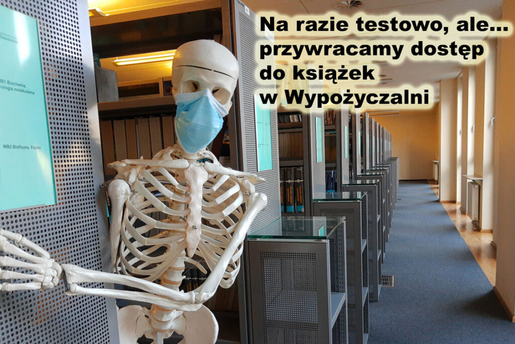 Zdjęcie z dnia 29 stycznia 2021 r. Widok regałów w Wypożyczalni, szkielet w maseczce i tekst - informacja o przywróceniu dostępu do książek w Wypożyczalni.